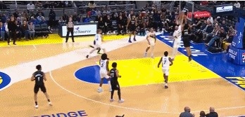 开云app官网下载评价-平地起惊雷！贝兰热持球突破 一飞冲天力压赫夫暴力隔扣